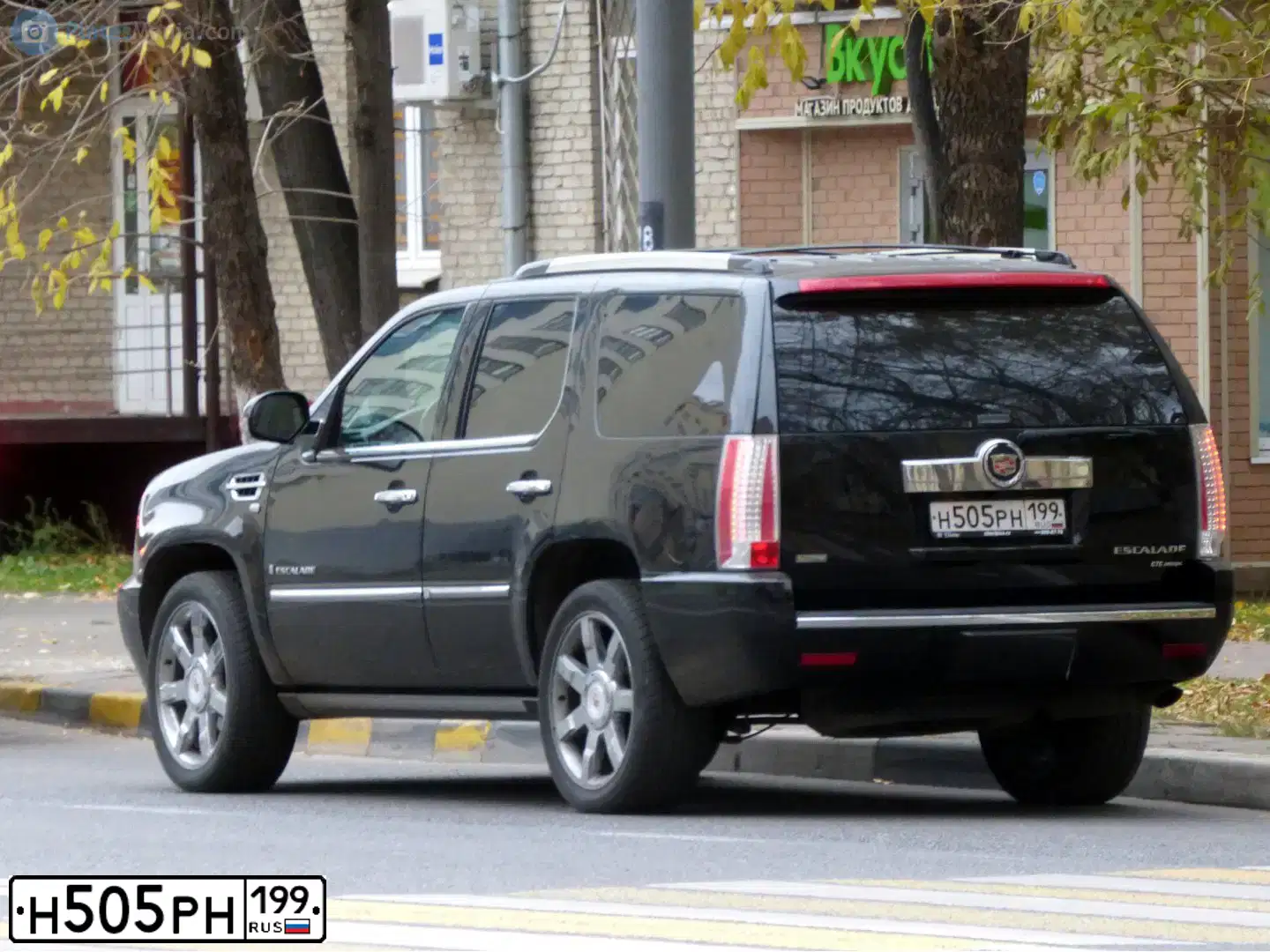 Фото автомобиля CADILLAC ESCALADE, 2008 — госномер Н505РН199. Цвет: ЧЕРНЫЙ