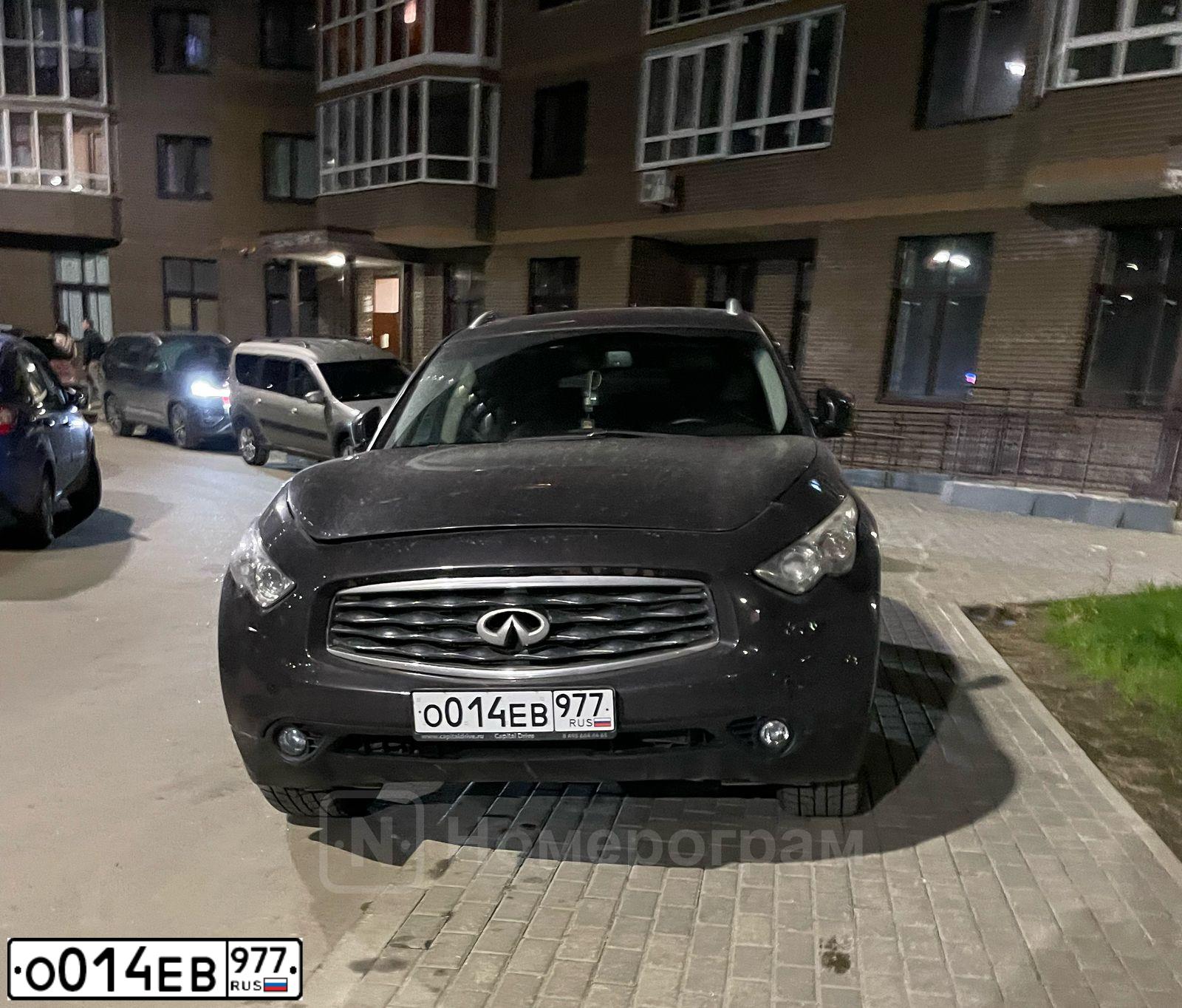 Фото автомобиля INFINITI QX70 /FX/, 2010 — госномер О014ЕВ977. Цвет: Коричневый