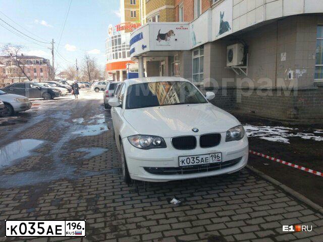 Фото автомобиля BMW SERIE 1, 2011 — госномер М300ТО72. Цвет: Белый