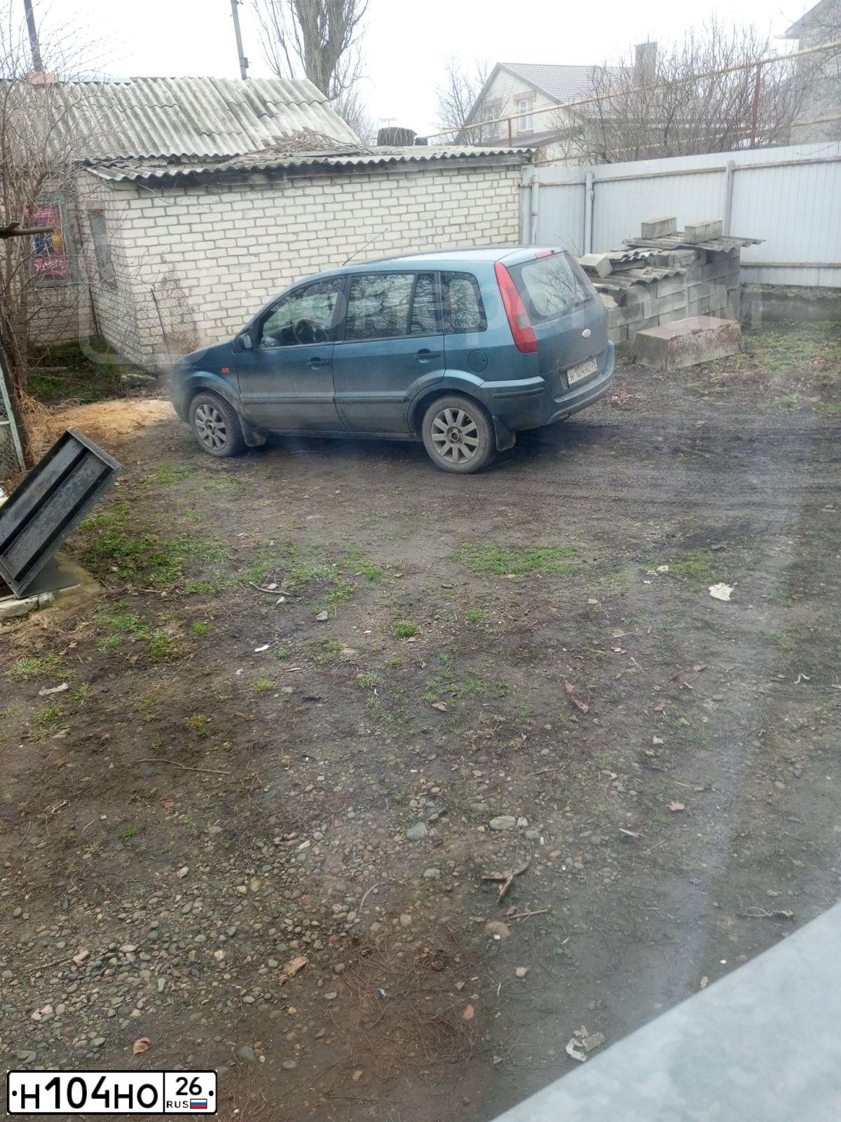 Фото автомобиля FORD FUSION, 2004 — госномер Н104НО26. Цвет: ЗЕЛЕНЫЙ