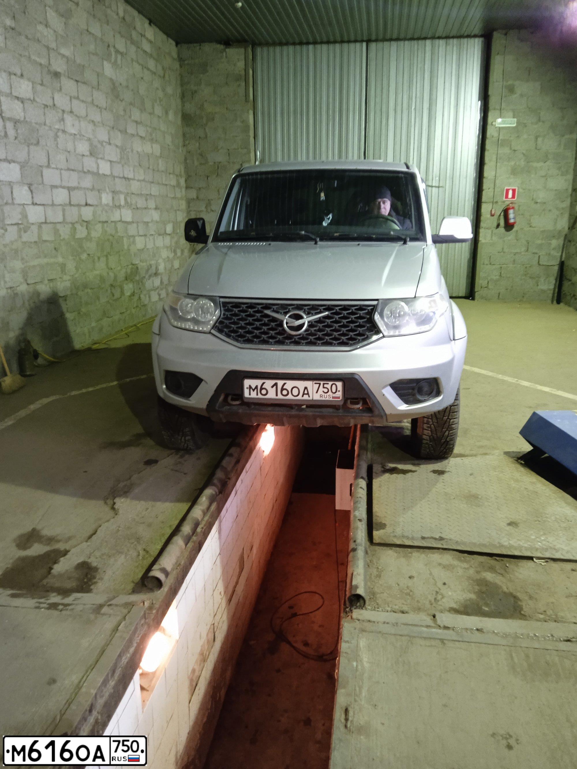 Фото автомобиля UAZ 3163 PATRIOT, 2016 — госномер М616ОА750. Цвет: СЕРЕБРИСТЫЙ МЕТАЛЛ