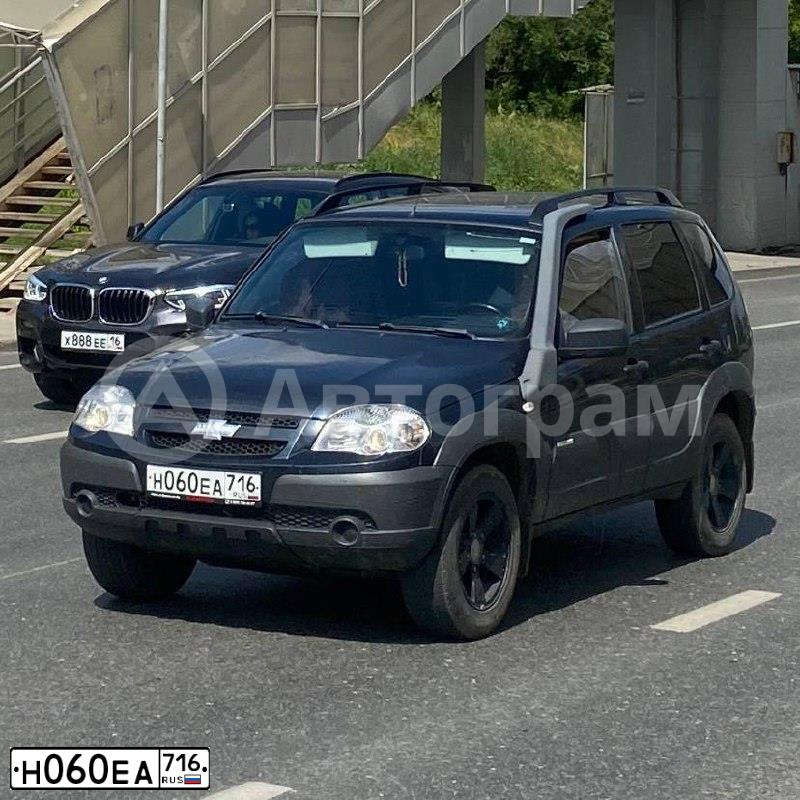 Фото автомобиля CHEVROLET NIVA, 2013 — госномер М013ОХ21. Цвет: Черно-синий металлик