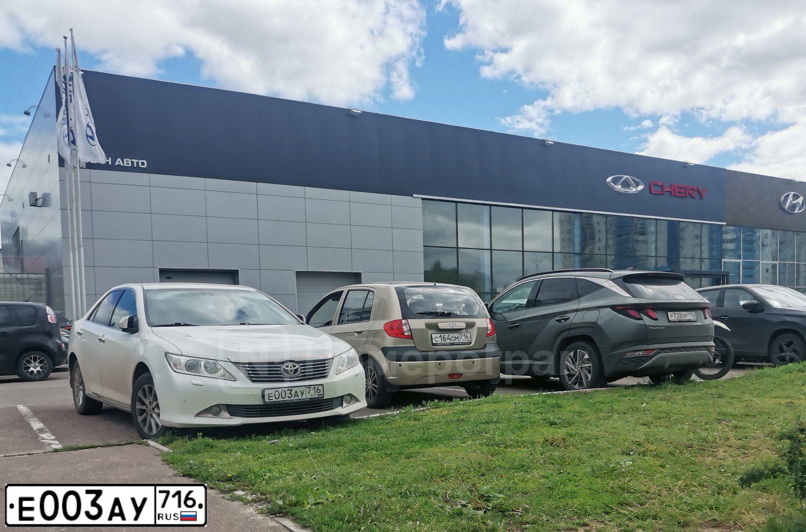 Фото автомобиля TOYOTA CAMRY, 2012 — госномер Е003АУ716. Цвет: Белый