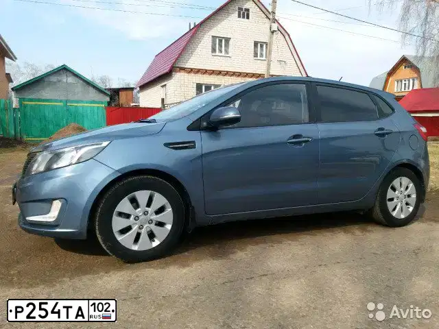 Фото автомобиля KIA RIO, 2014 — госномер В080ТТ702. Цвет: голубой