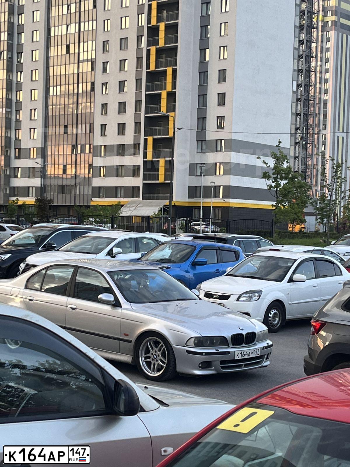 Фото автомобиля BMW SERIE 5, 2002 — госномер К164АР147. Цвет: СЕРЕБРИСТЫЙ