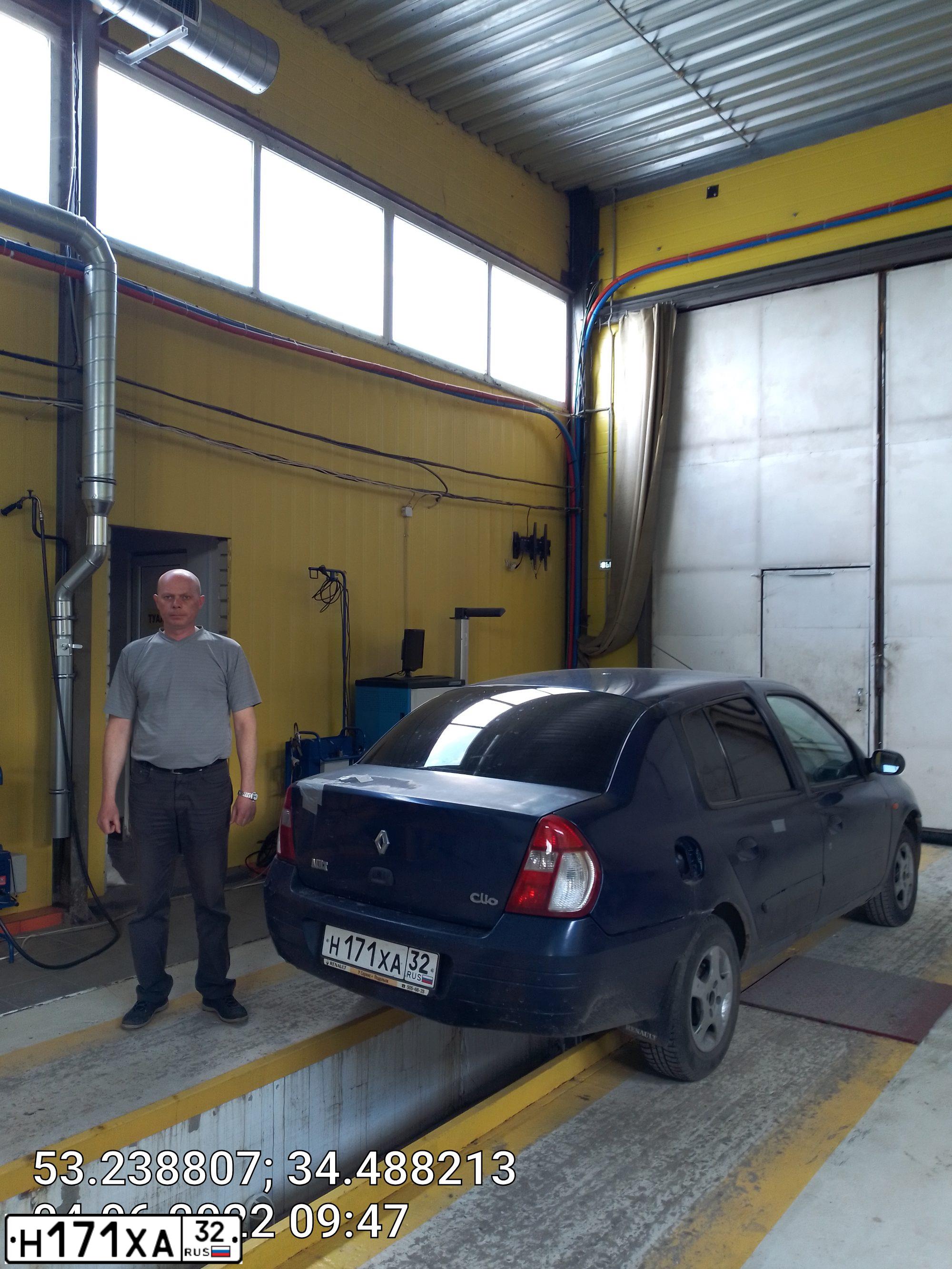 Фото автомобиля RENAULT CLIO, 2001 — госномер Н171ХА32. Цвет: синий