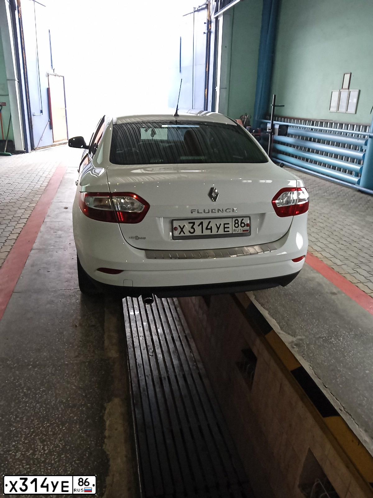 Фото автомобиля RENAULT FLUENCE, 2010 — госномер М284ТХ198. Цвет: Белый