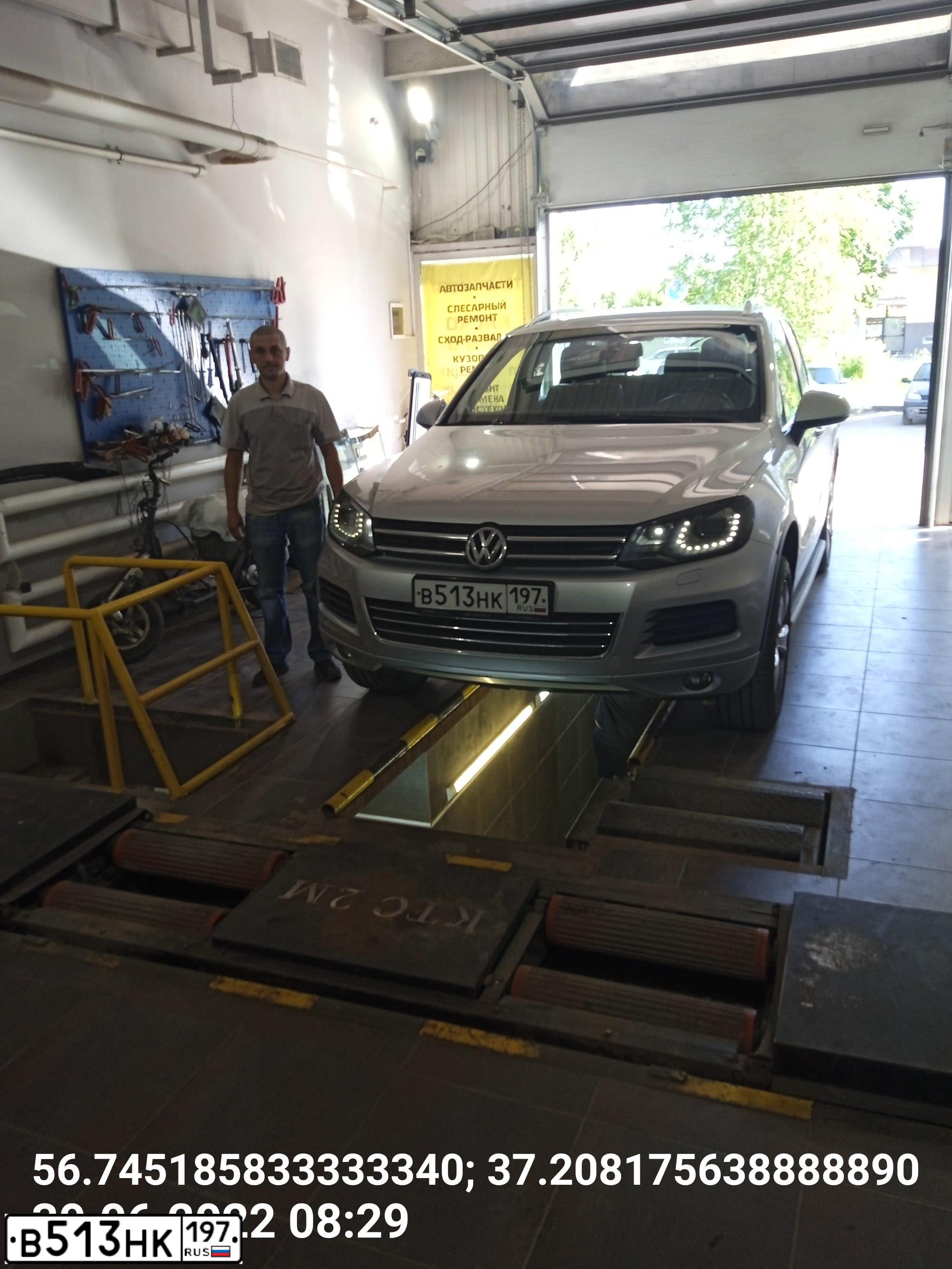 Фото автомобиля VOLKSWAGEN TOUAREG, 2010 — госномер О970АК550. Цвет: Серебристый