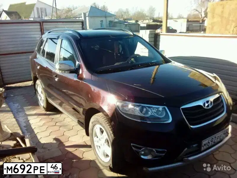 Фото автомобиля HYUNDAI SANTA FE, 2011 — госномер М692РЕ46. Цвет: ТЕМНО-ВИШНЕВЫЙ