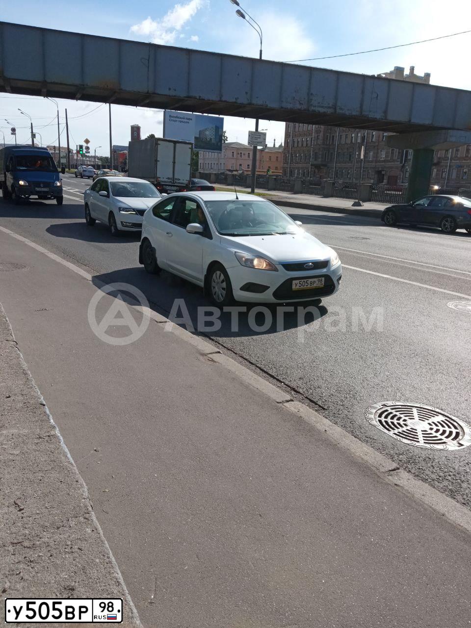 Фото автомобиля FORD FOCUS, 2008 — госномер У505ВР98. Цвет: Белый