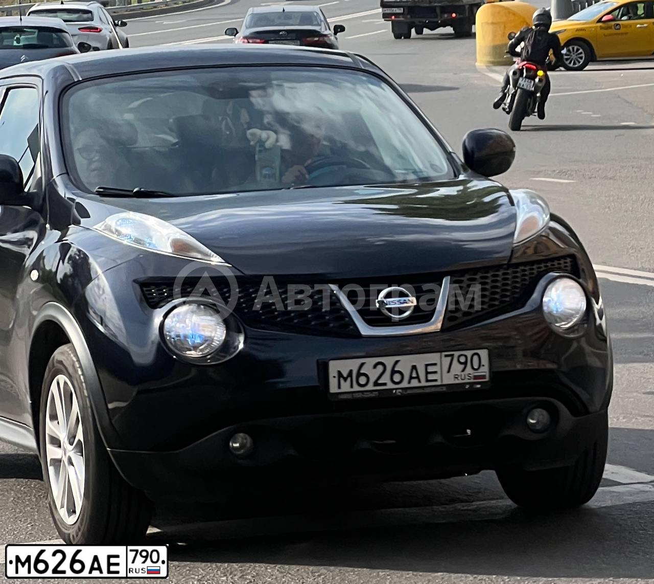Фото автомобиля NISSAN JUKE, 2011 — госномер М626АЕ790. Цвет: ЧЕРНЫЙ
