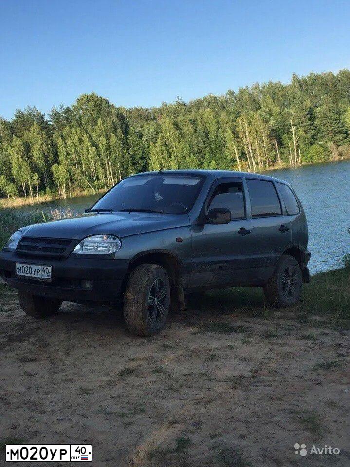 Фото автомобиля CHEVROLET NIVA, 2008 — госномер М020УР40. Цвет: Темно-серый металлик