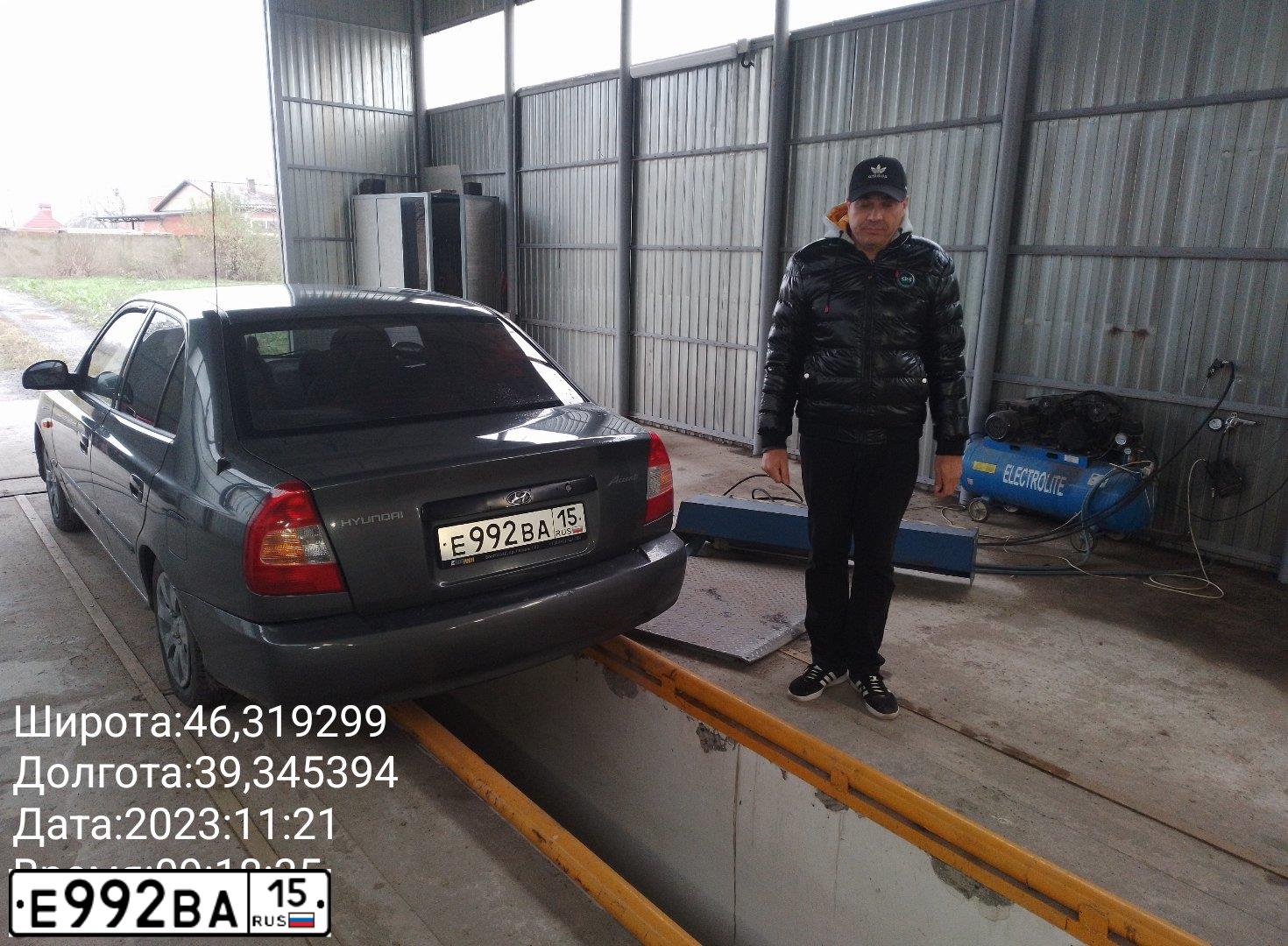 Фото автомобиля HYUNDAI ХЕНДЭ АКЦЕНТ, 2005 — госномер В052ХХ134. Цвет: СЕРЫЙ