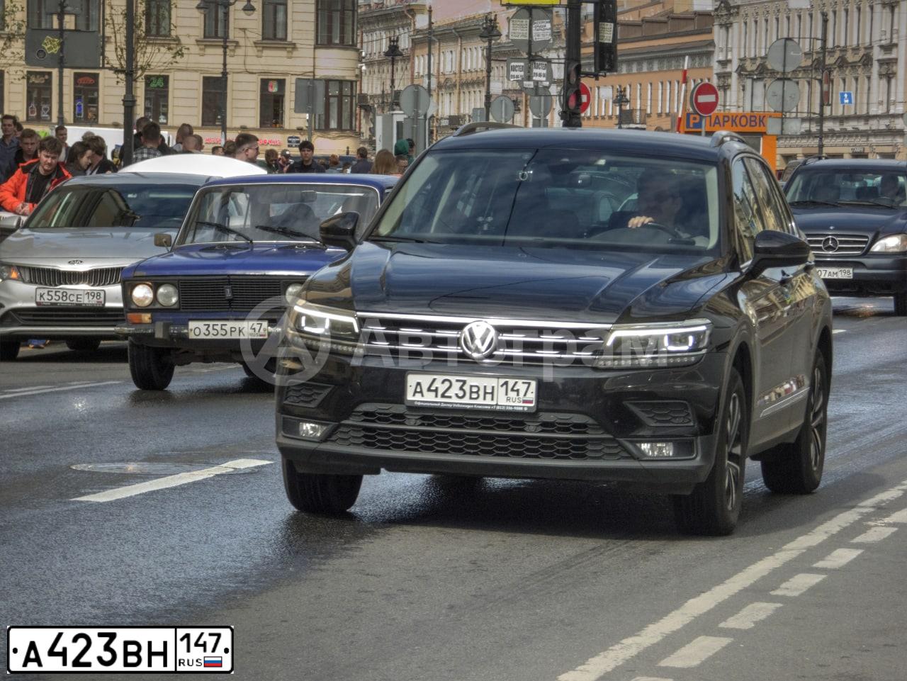Фото автомобиля VOLKSWAGEN TIGUAN, 2020 — госномер А423ВН147. Цвет: ЧЕРНЫЙ
