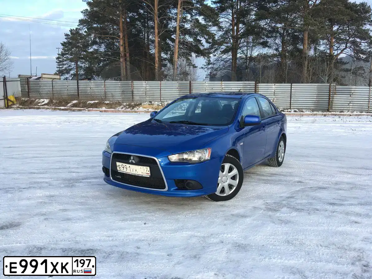 Фото автомобиля MITSUBISHI LANCER, 2012 — госномер М831СС196. Цвет: СИНИЙ