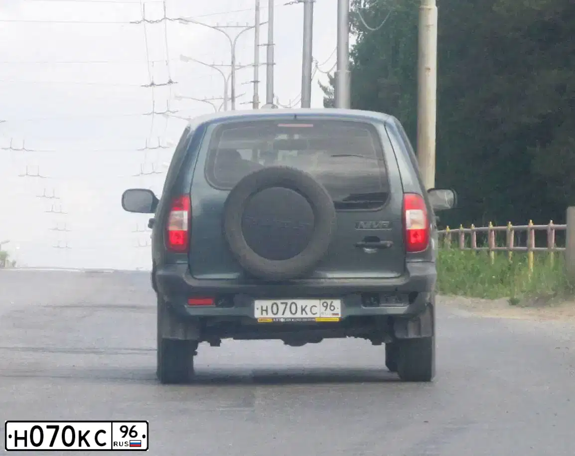 Фото автомобиля CHEVROLET NIVA, 2008 — госномер Н070КС96. Цвет: СЕРО-ЗЕЛЕНЫЙ
