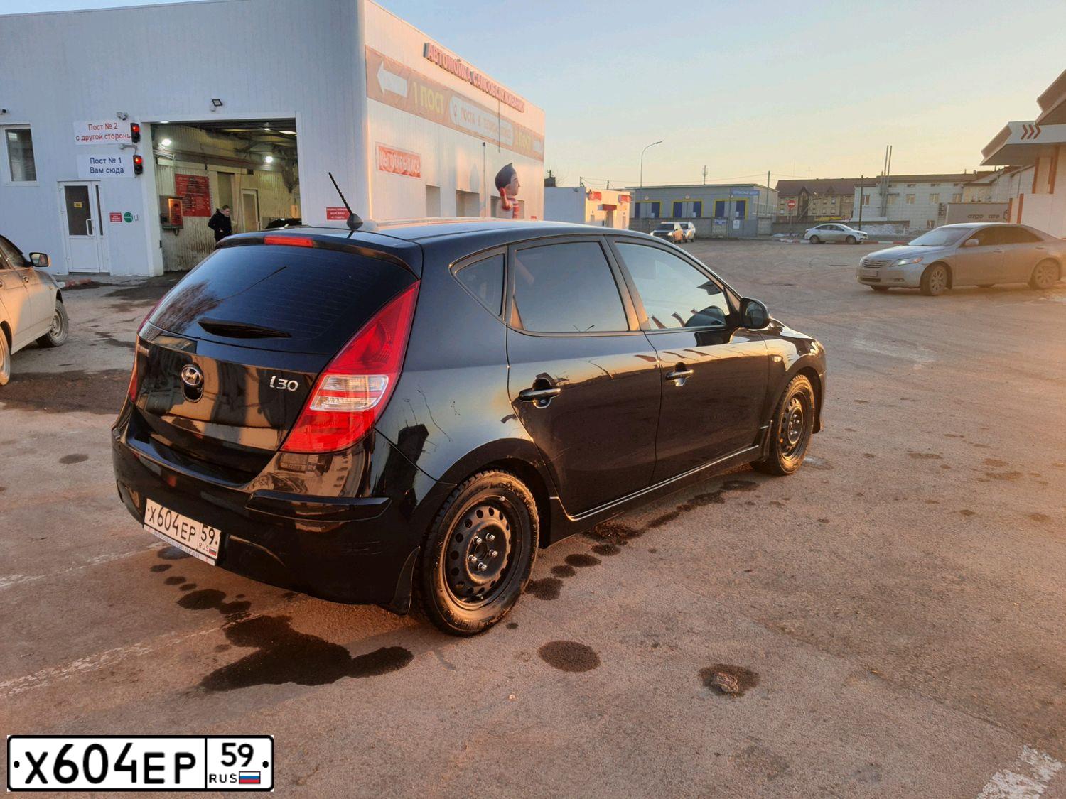 Фото автомобиля HYUNDAI I30, 2010 — госномер Х604ЕР59. Цвет: ЧЕРНЫЙ