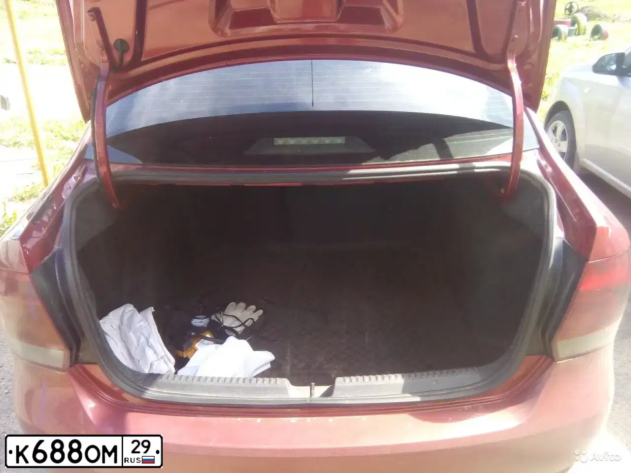 Фото автомобиля VOLKSWAGEN POLO, 2012 — госномер К985МЕ35. Цвет: ВИШНЕВО-КРАСНЫЙ