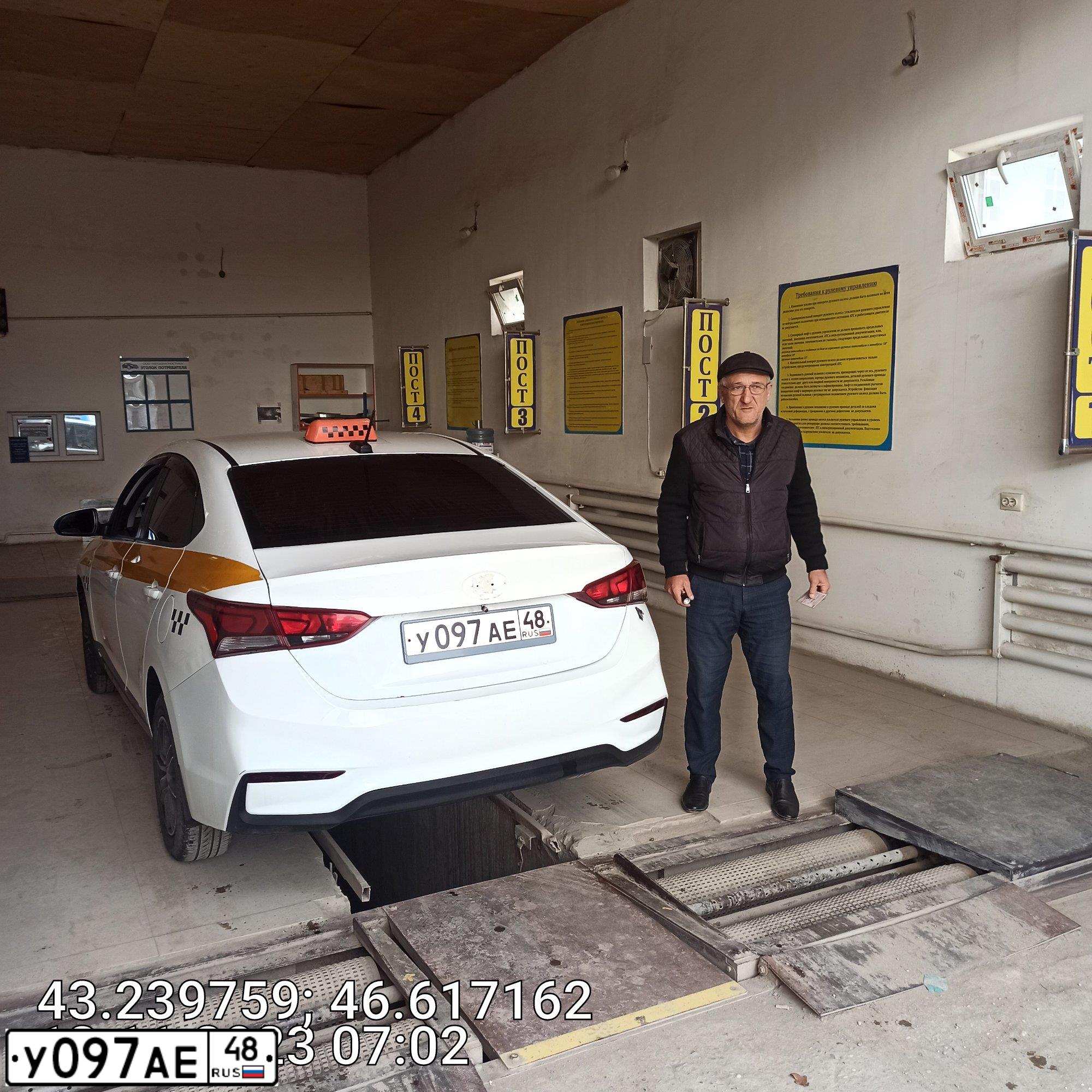 Фото автомобиля HYUNDAI SOLARIS, 2017 — госномер У097АЕ48. Цвет: БЕЛЫЙ-ЖЕЛТЫЙ-СЕРЫЙ