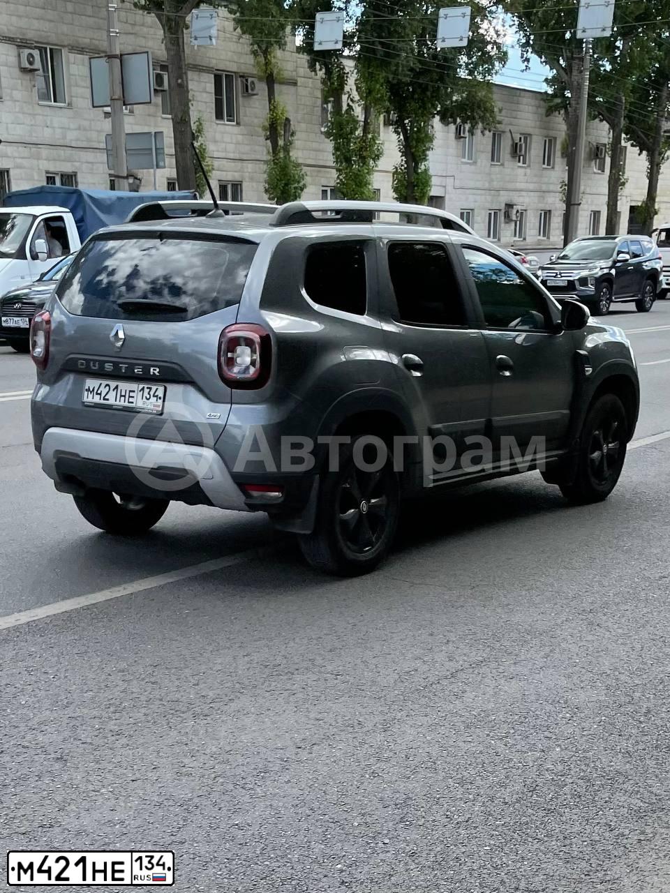 Фото автомобиля RENAULT DUSTER НSRЕS4, 2022 — госномер М421НЕ134. Цвет: СЕРЫЙ