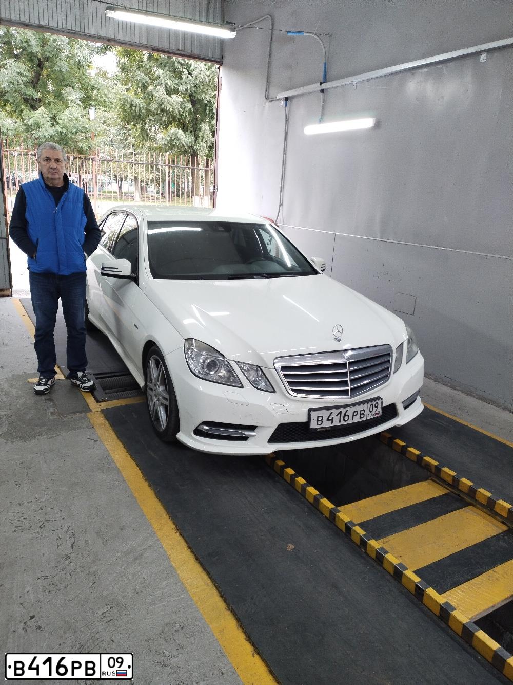Фото автомобиля MERCEDES E-KLASSE, 2012 — госномер О933ВВ180. Цвет: Белый