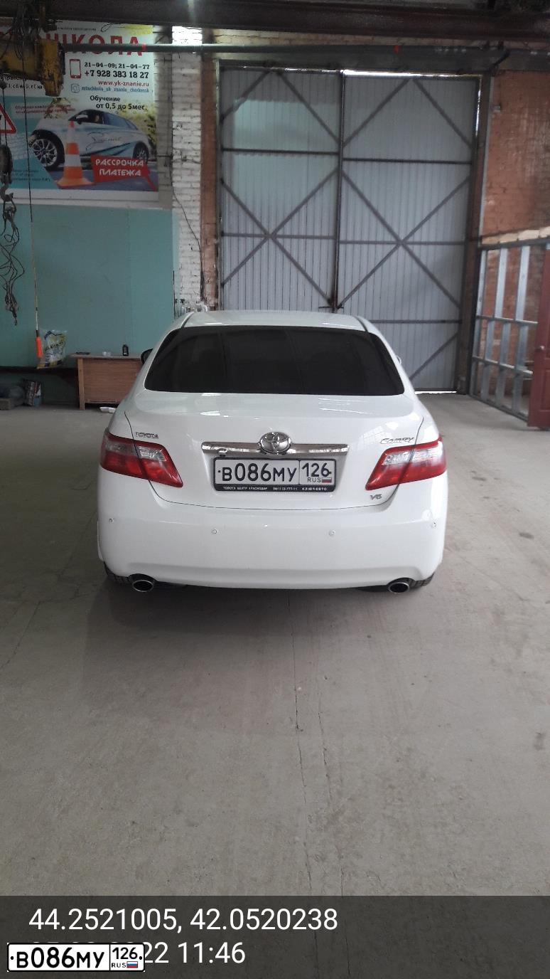 Фото автомобиля TOYOTA CAMRY, 2010 — госномер В086МУ126. Цвет: БЕЛЫЙ