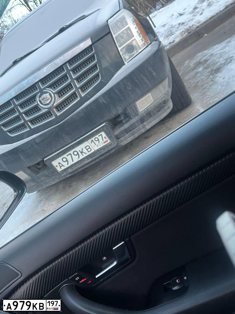 Фото автомобиля CADILLAC ESCALADE, 2011 — госномер М009ЕЕ197. Цвет: ЧЕРНЫЙ МЕТАЛЛИК