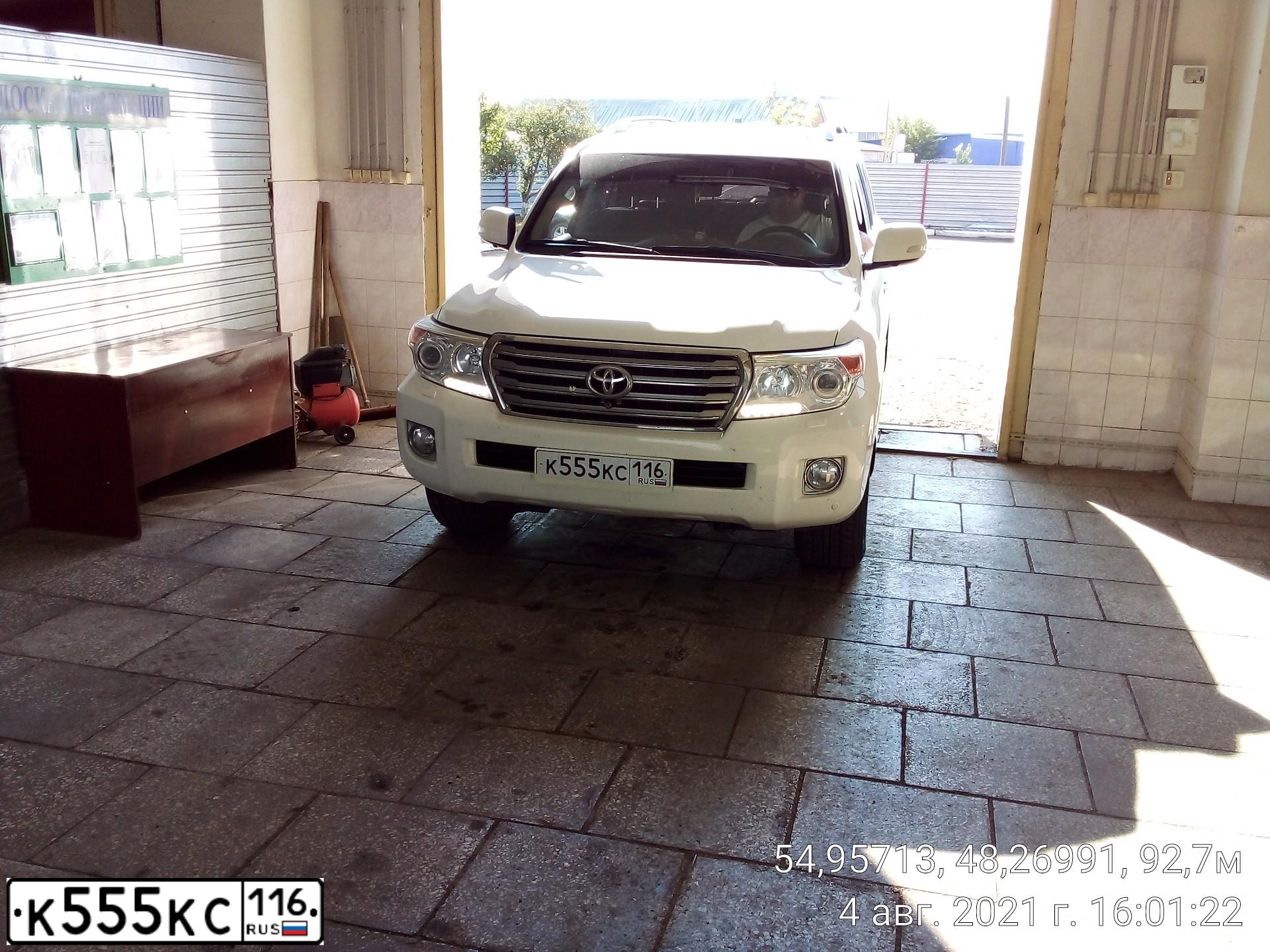 Фото автомобиля TOYOTA LANDCRUISER 200, 2014 — госномер К555КС116. Цвет: БЕЛЫЙ
