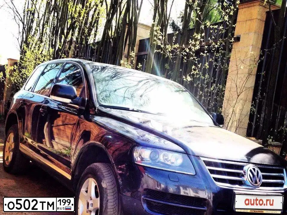 Фото автомобиля VOLKSWAGEN TOUAREG, 2006 — госномер О502ТМ199. Цвет: ЧЕРНЫЙ