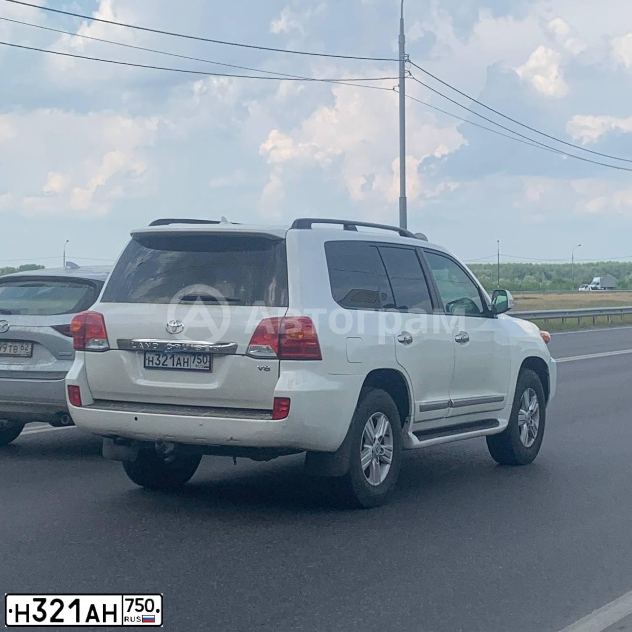 Фото автомобиля TOYOTA LANDCRUISER 200, 2013 — госномер Н321АН750. Цвет: БЕЛЫЙ