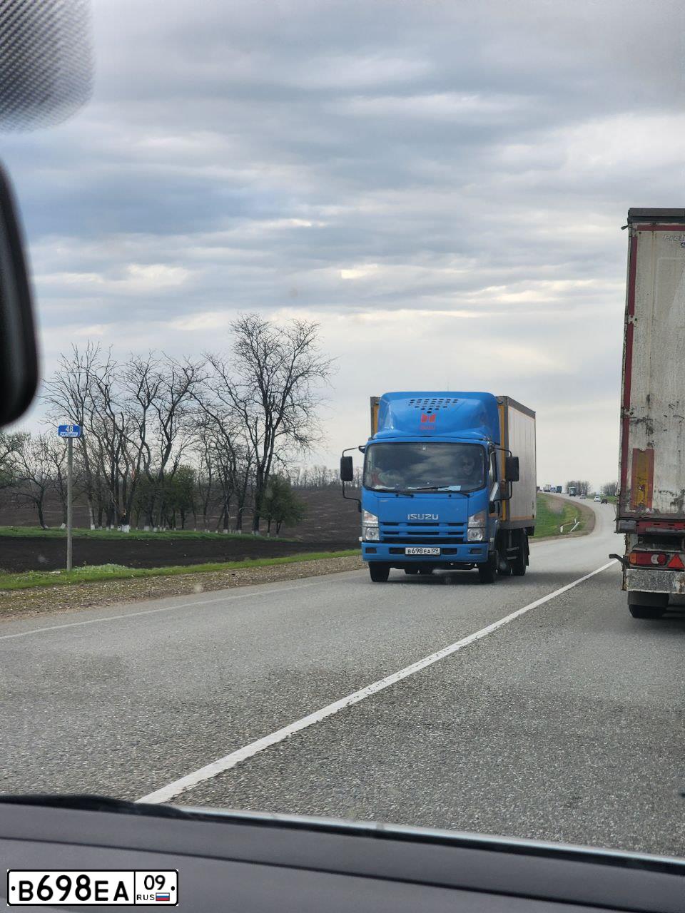 Фото автомобиля ISUZU NPR, 2013 — госномер В698ЕА09. Цвет: синий