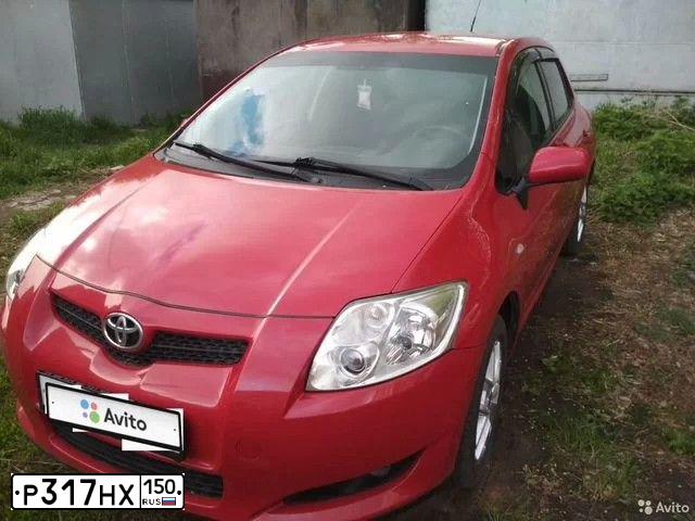 Фото автомобиля TOYOTA AURIS, 2007 — госномер У585НН55. Цвет: Красный