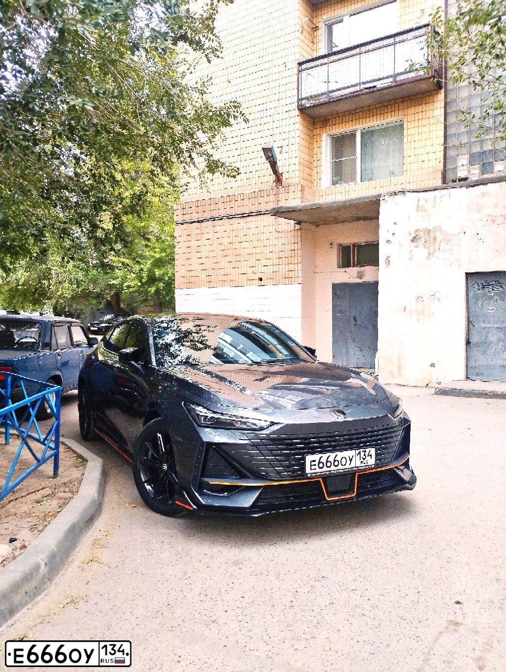 Фото автомобиля HYUNDAI ELANTRA, 2017 — госномер Е666ОУ134. Цвет: Белый