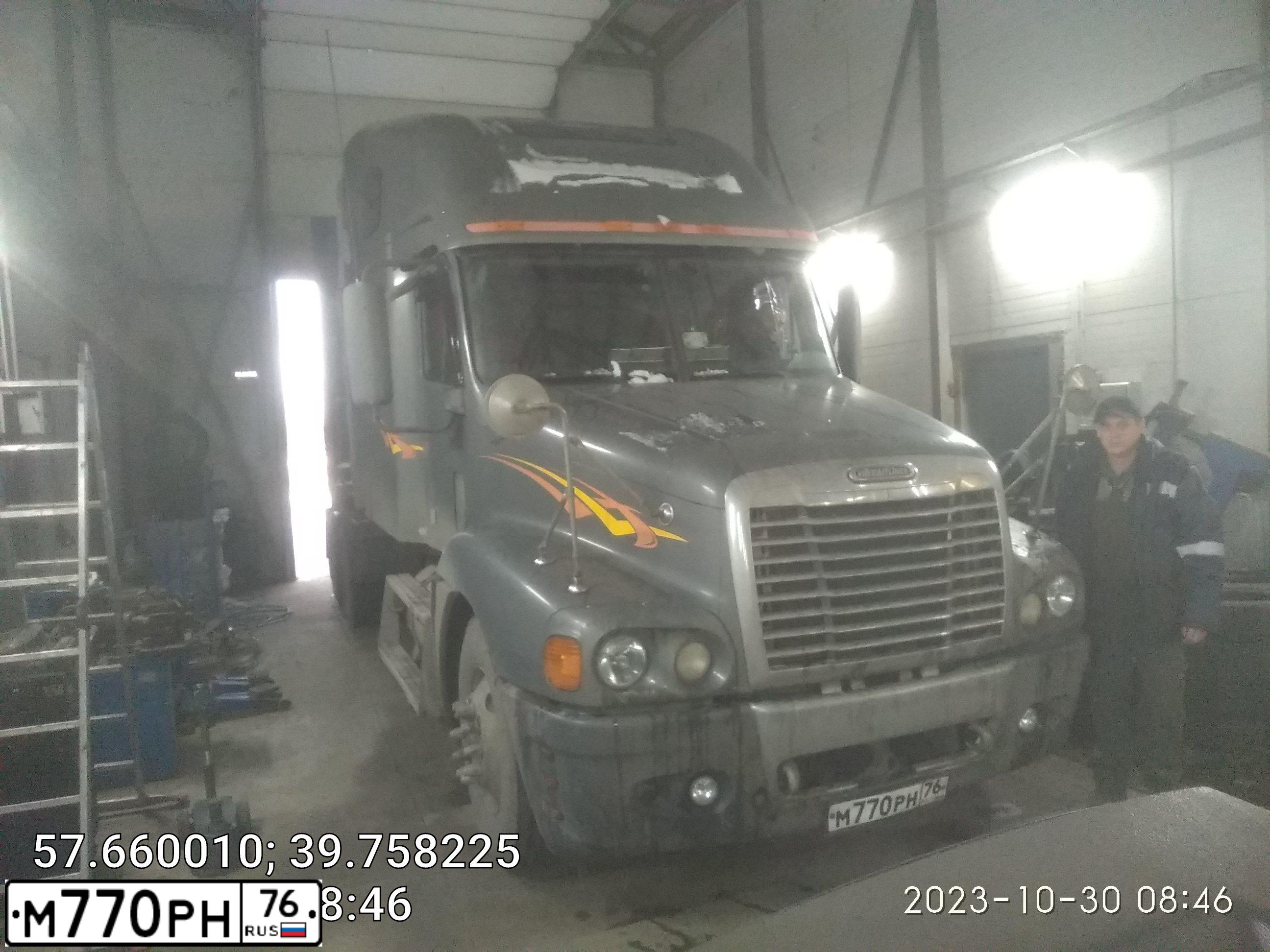 Фото автомобиля FREIGHTLINER CENTURY S/T, 2004 — госномер Х952КХ76. Цвет: СЕРЫЙ