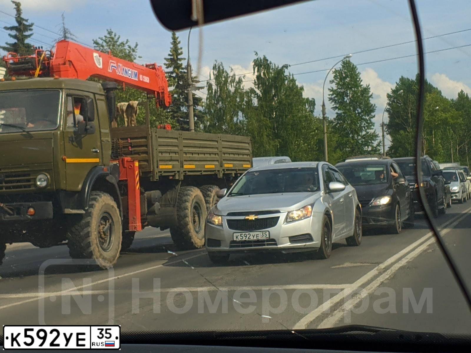 Фото автомобиля CHEVROLET CRUZE, 2012 — госномер К592УЕ35. Цвет: СЕРЕБРИСТЫЙ МЕТАЛЛИК