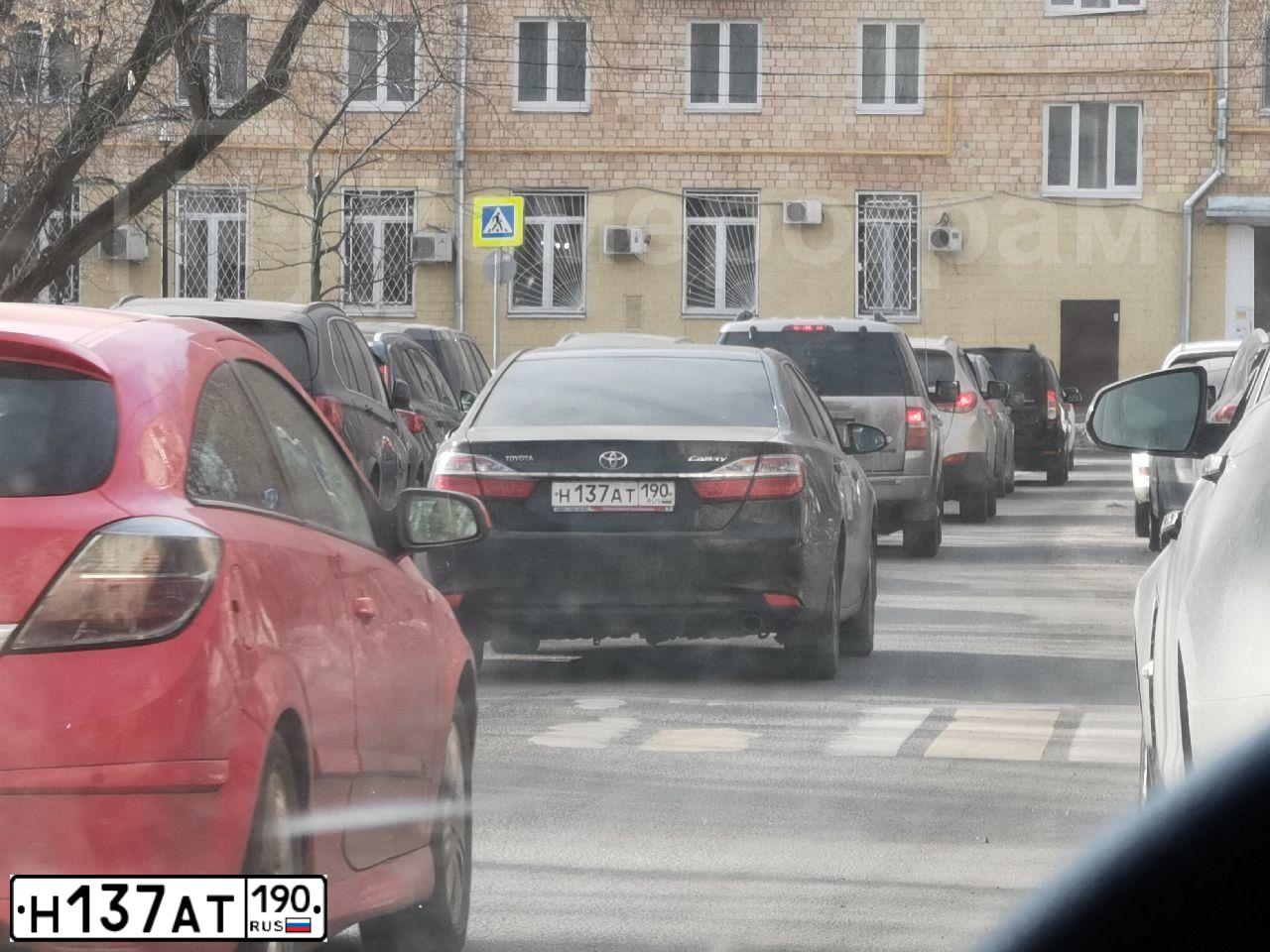 Фото автомобиля TOYOTA CAMRY, 2015 — госномер Е734АЕ977. Цвет: ЧЕРНЫЙ МЕТАЛЛИК