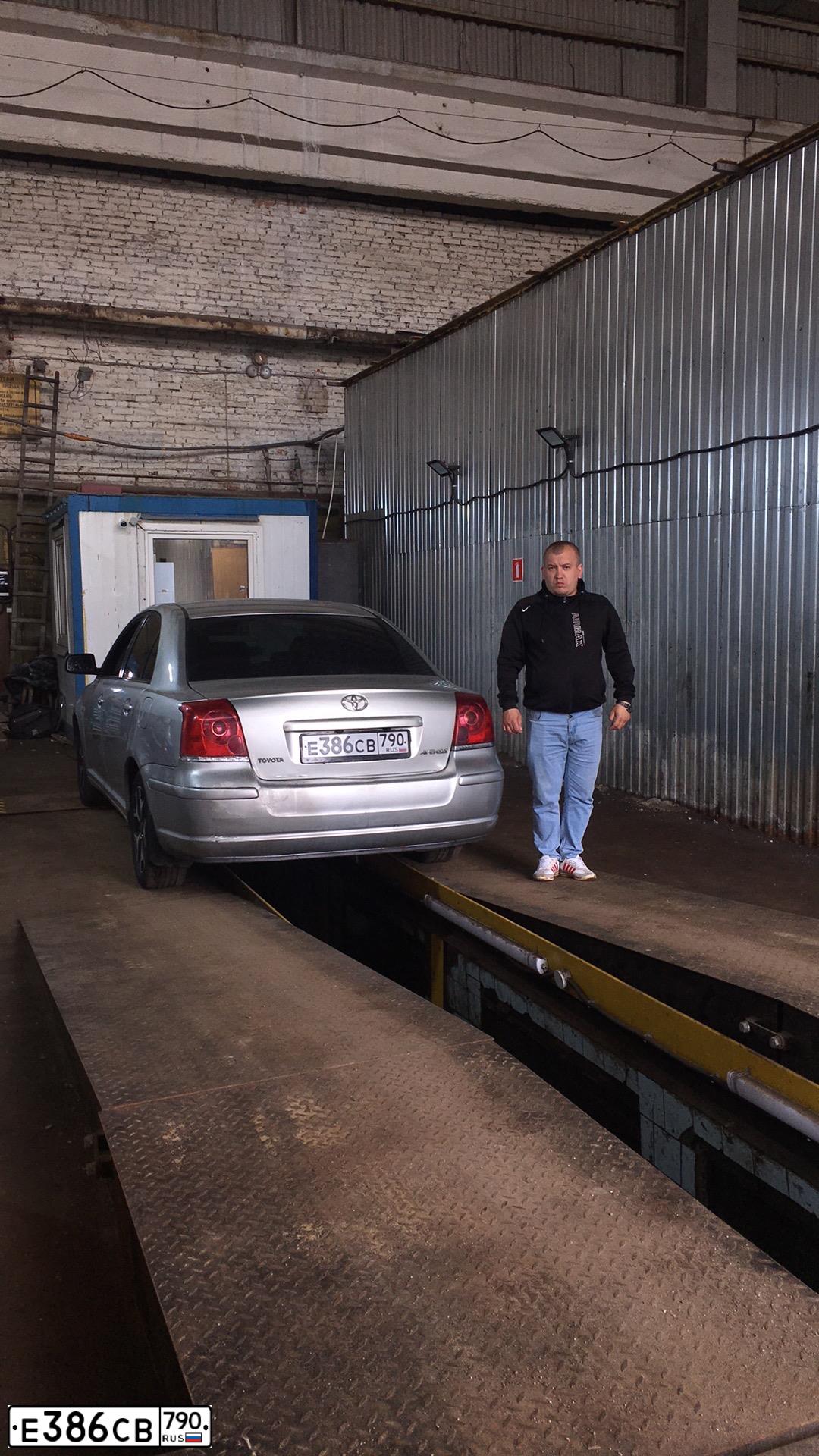 Фото автомобиля TOYOTA AVENSIS, 2004 — госномер Т480ММ19. Цвет: СЕРЫЙ