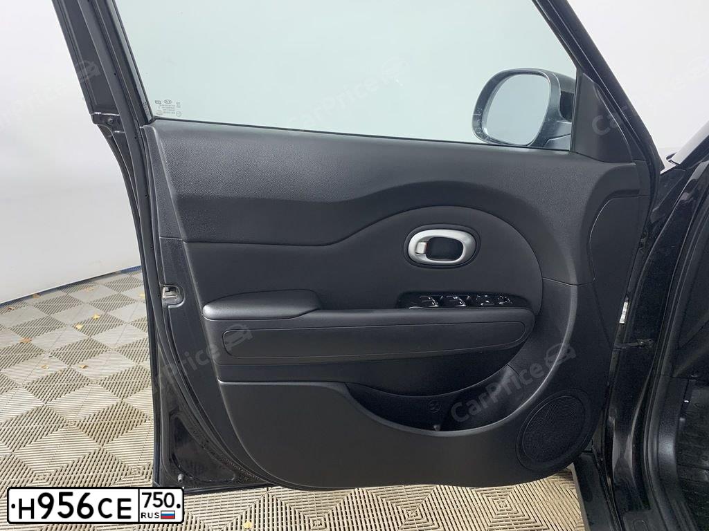 Фото автомобиля KIA SOUL, 2018 — госномер Е136ХХ763. Цвет: ЧЕРНЫЙ