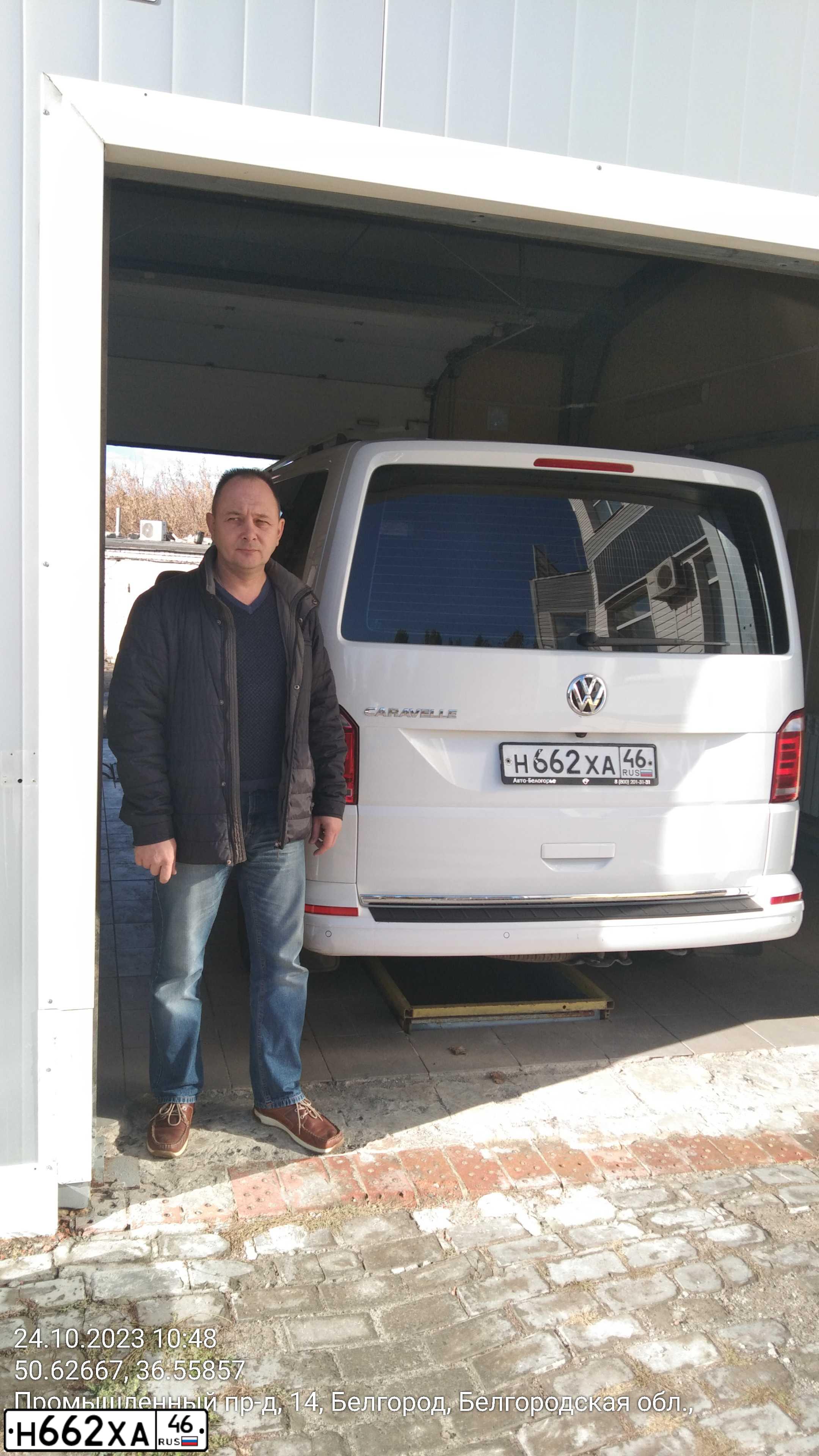 Фото автомобиля VOLKSWAGEN (WV2) 7HC CARAVELLE, 2018 — госномер Х971МС31. Цвет: Белый