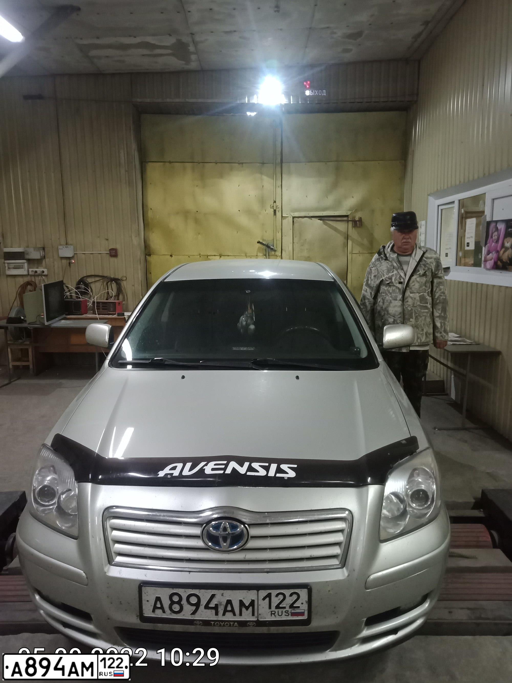 Фото автомобиля TOYOTA AVENSIS, 2004 — госномер М272УУ46. Цвет: БЕЛЫЙ (СЕРЕБРИСТЫЙ)