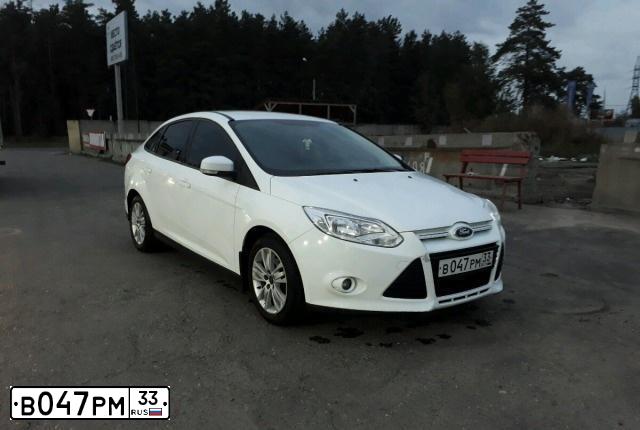 Фото автомобиля FORD FOCUS, 2011 — госномер Н729СК70. Цвет: Белый