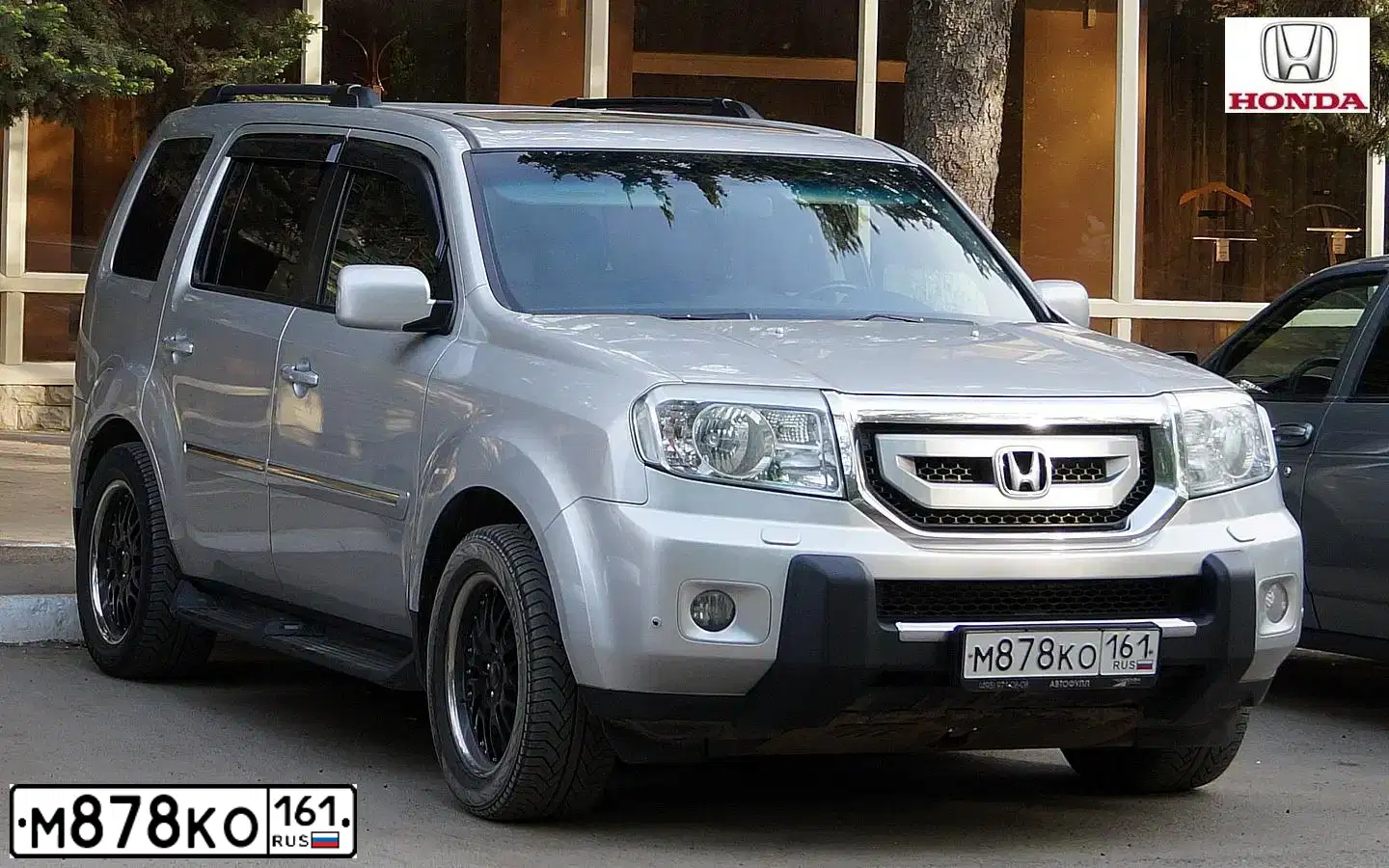 Фото автомобиля HONDA PILOT, 2008 — госномер М878КО161. Цвет: СЕРЕБРИСТЫЙ