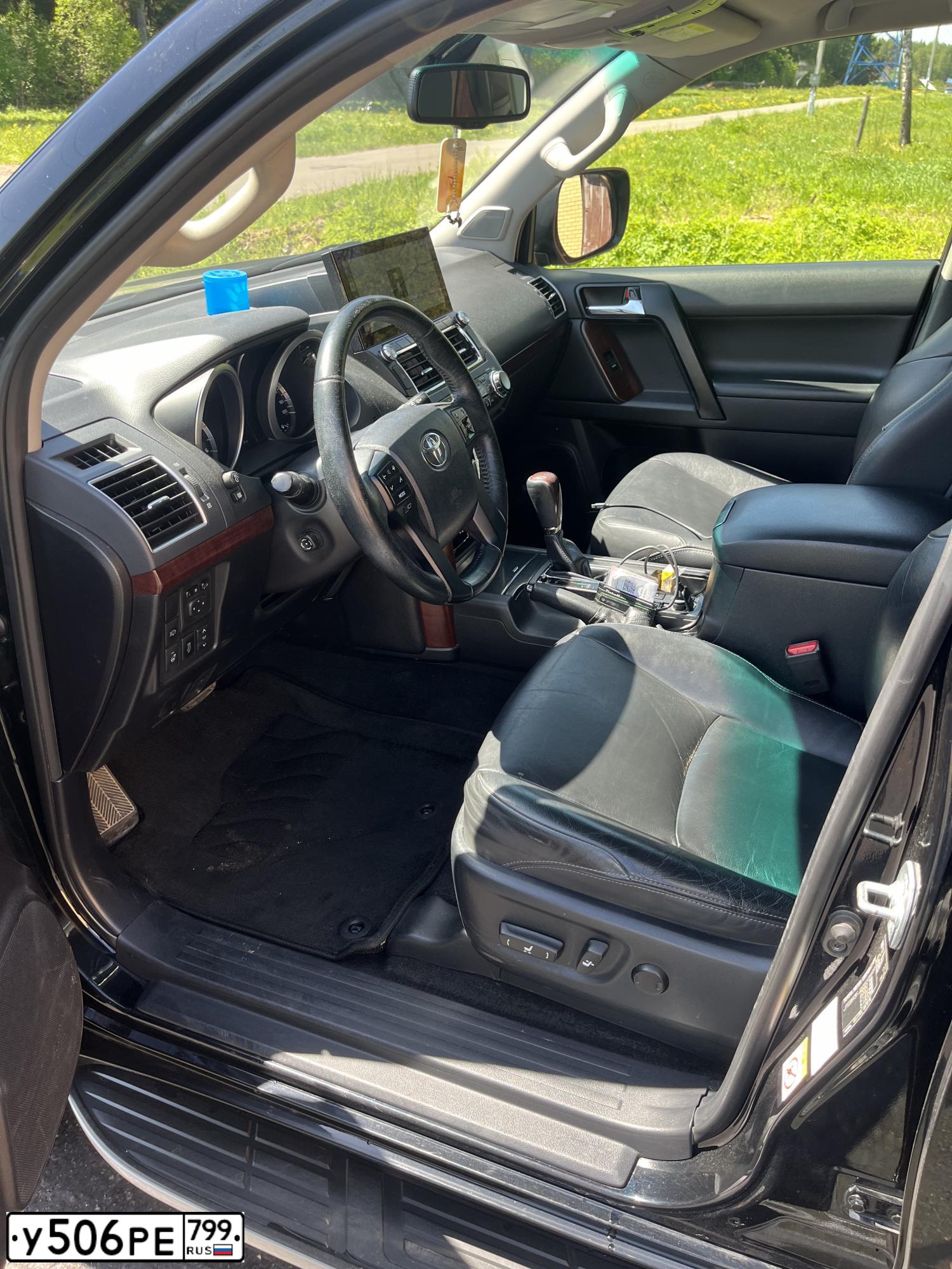 Фото автомобиля TOYOTA LANDCRUISER, 2016 — госномер У506РЕ799. Цвет: ЧЕРНЫЙ