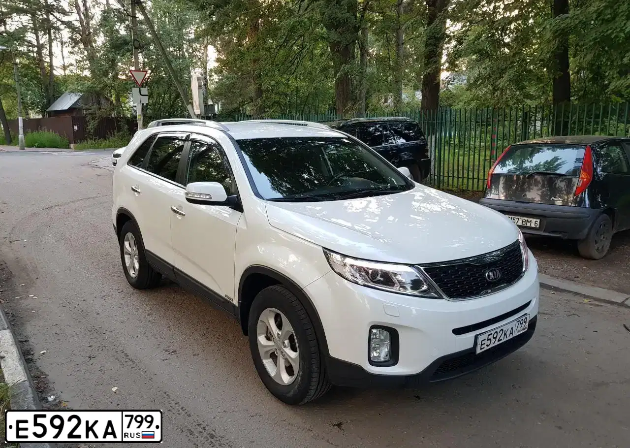 Фото автомобиля KIA SORENTO, 2015 — госномер А347СХ790. Цвет: Белый