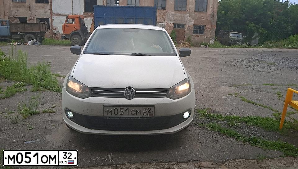 Фото автомобиля VOLKSWAGEN POLO, 2013 — госномер М051ОМ32. Цвет: БЕЛЫЙ