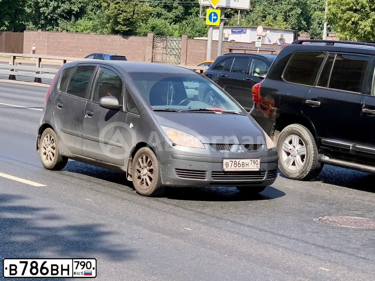 Фото автомобиля MITSUBISHI COLT, 2005 — госномер В786ВН790. Цвет: СЕРЫЙ