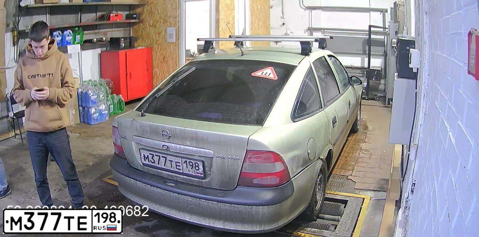 Фото автомобиля OPEL VECTRA, 1996 — госномер Р358УУ790. Цвет: ЗЕЛЕНЫЙ