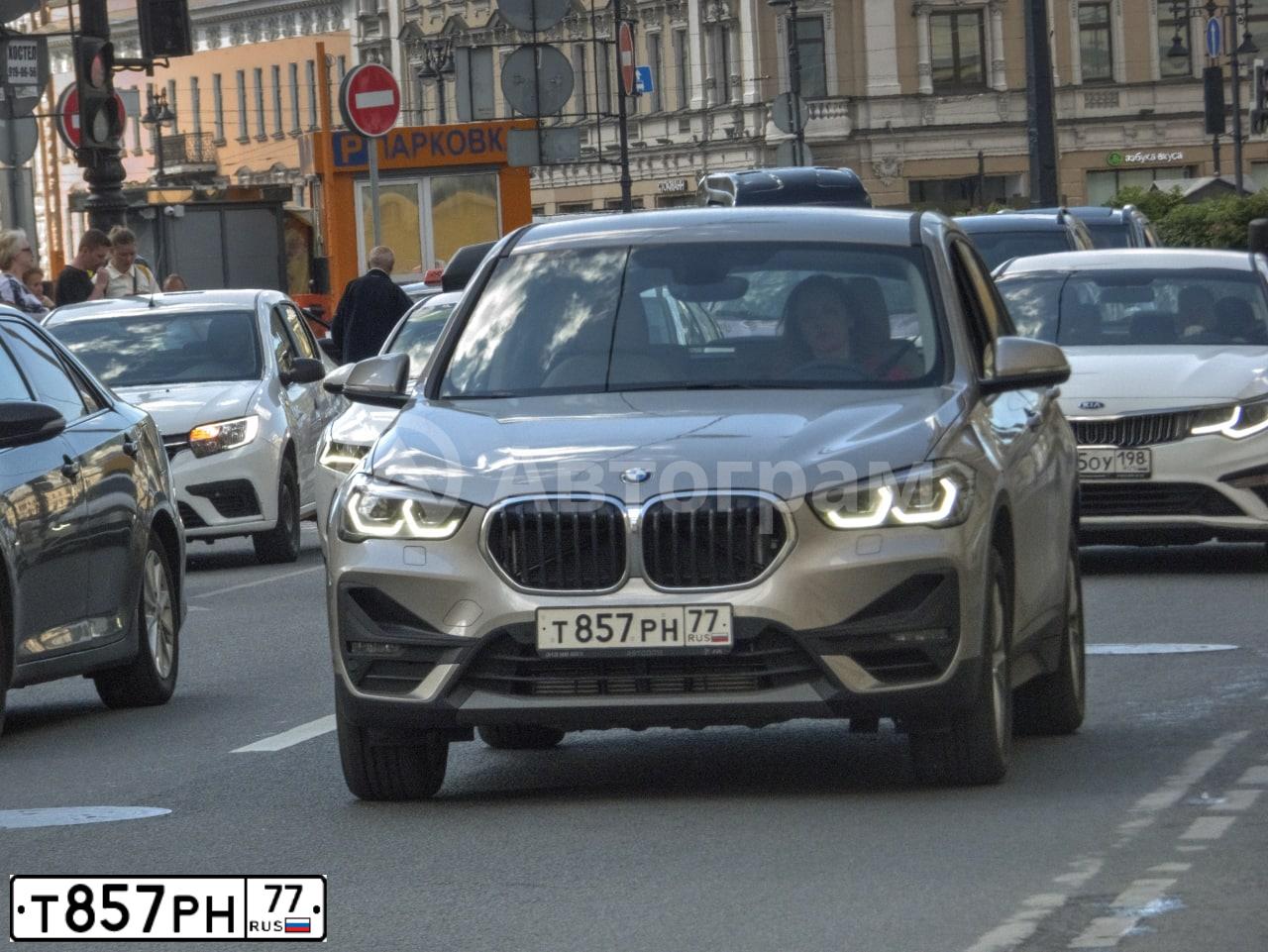 Фото автомобиля BMW X5, 2013 — госномер Р451ЕС198. Цвет: ЧЕРНЫЙ