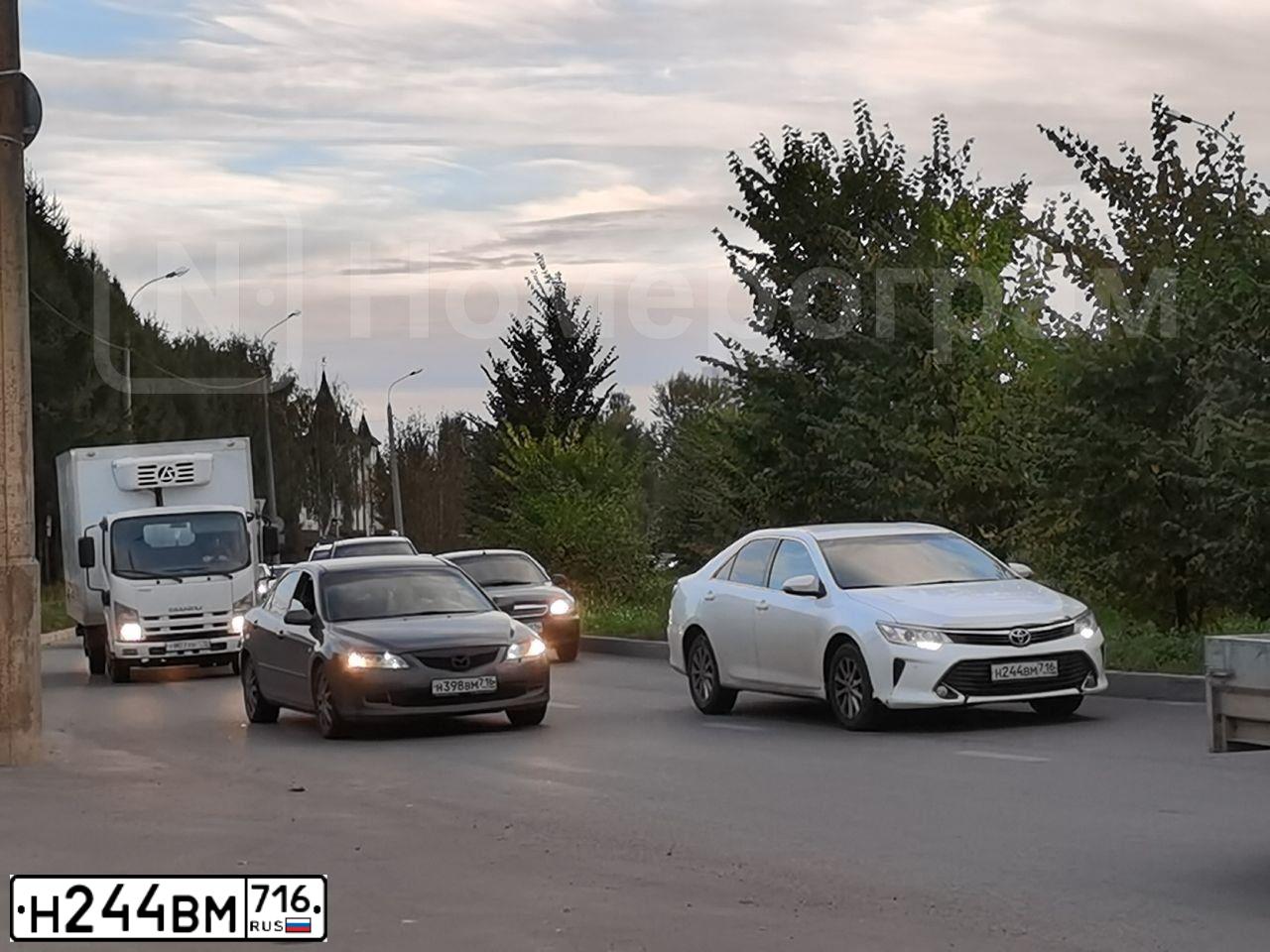 Фото автомобиля TOYOTA CAMRY, 2015 — госномер Х512АВ116. Цвет: Белый