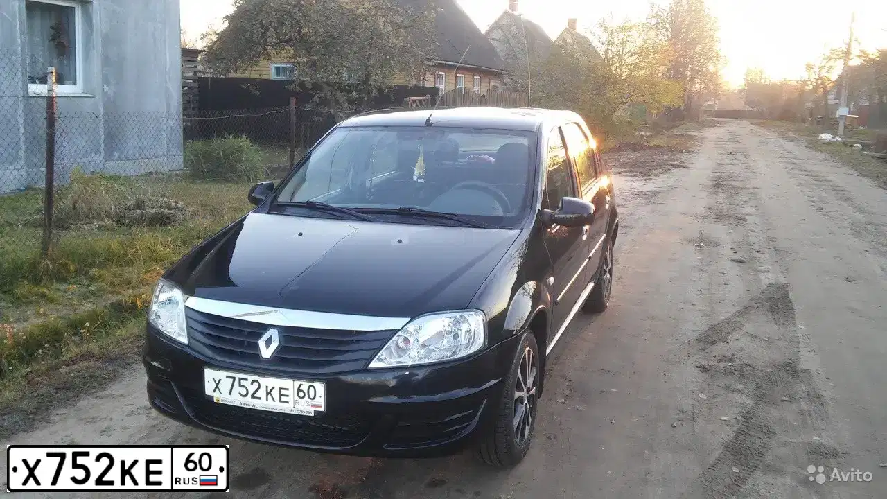 Фото автомобиля RENAULT LOGAN, 2013 — госномер Х752КЕ60. Цвет: ЧЕРНЫЙ